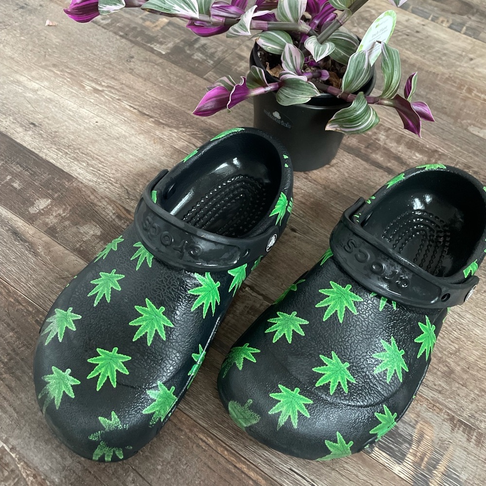 Unisex Hemp Leaf Bistro Crocs